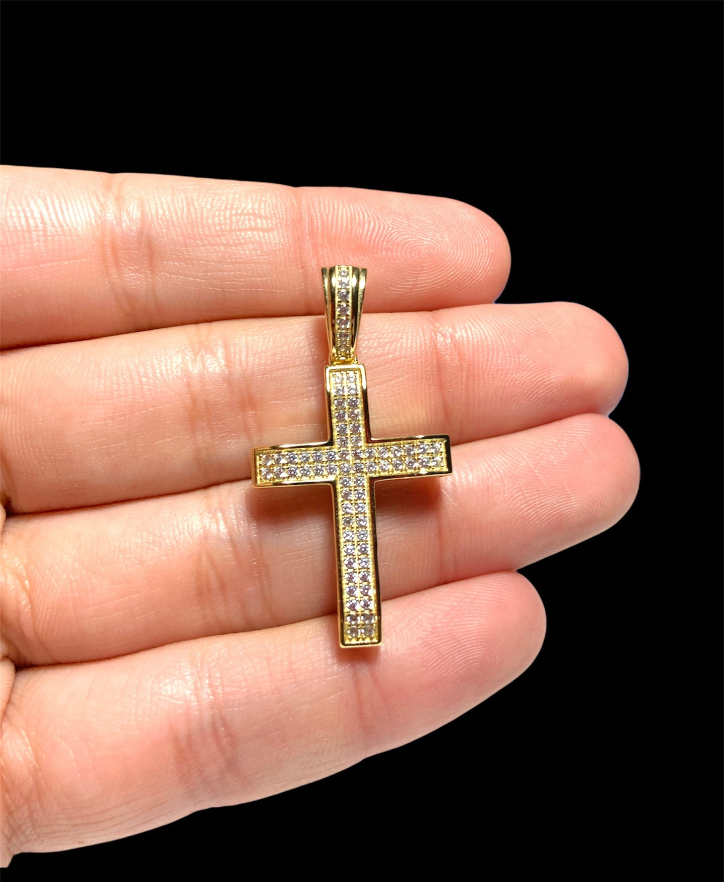 Pendant de Cruz con Diamantes en el Borde