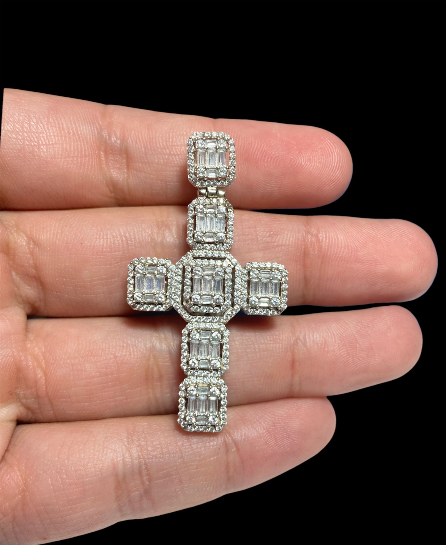 Pendant Cruz Con Diamantes Baguettes