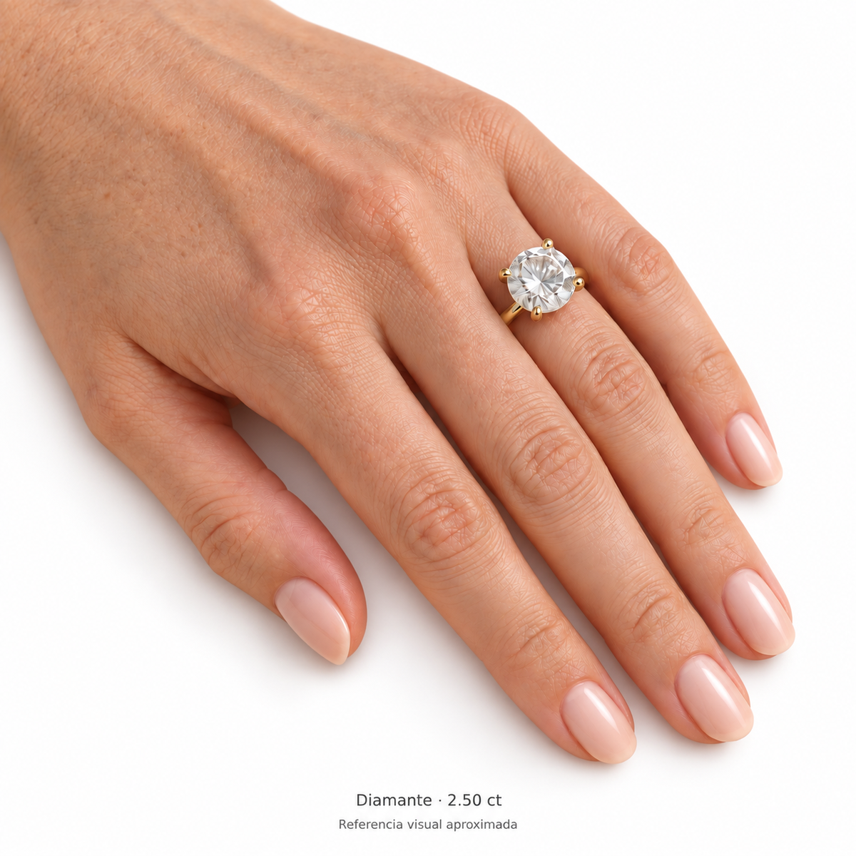 Legacy Round — 2.50 ct — Yellow Gold — mano, referencia visual aproximada — fondo blanco uniforme