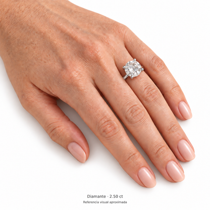 Legacy Round — 2.50 ct — White Gold — mano, referencia visual aproximada — fondo blanco uniforme