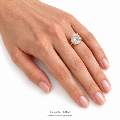 Legacy Round — 3.00 ct — Yellow Gold — mano, referencia visual aproximada — fondo blanco uniforme