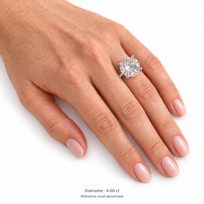 Legacy Round — 4.00 ct — White Gold — mano, referencia visual aproximada — fondo blanco uniforme