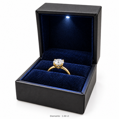 Legacy Round Solitaire — 1.00 ct — Yellow Gold — caja original — fondo blanco uniforme